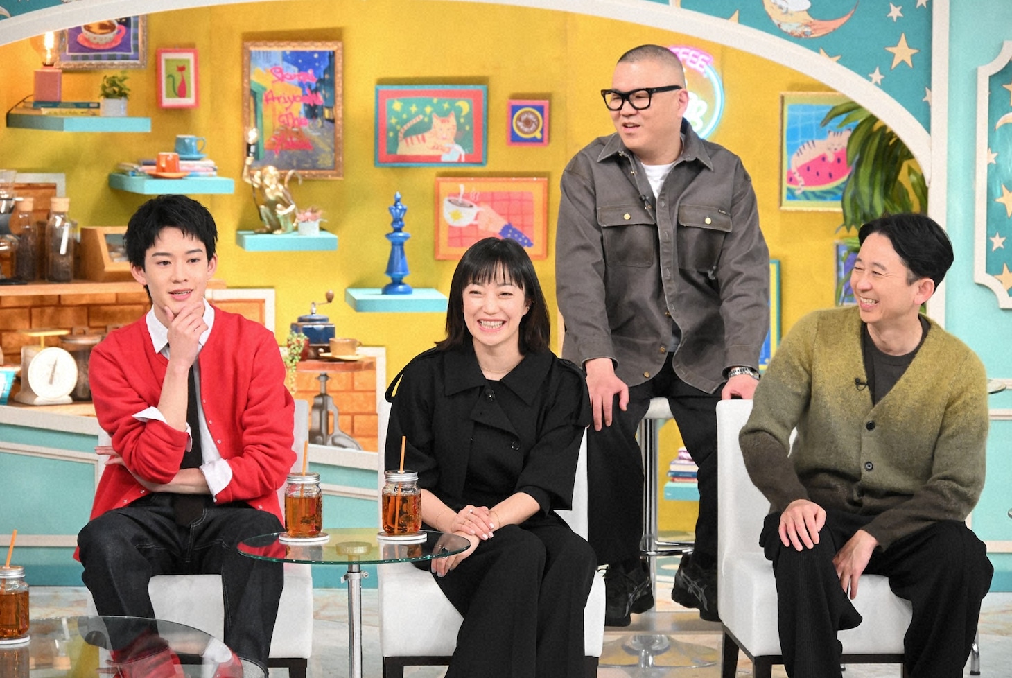 左から、山時聡真、菅野美穂、シソンヌ長谷川、有吉弘行