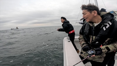 釣りを楽しむくりぃむしちゅー上田と藤木直人