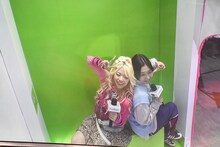 「プリ展」限定のアトラクション「平成プリパニック」を体験するエルフ