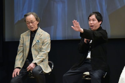 “トラックのシーン”を再現する霜降り明星せいや（右）と、武田鉄矢