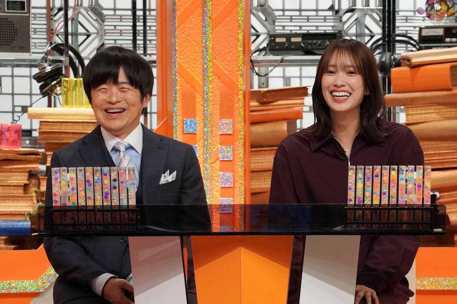 左からバカリズム、佐々木久美