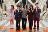 左から塩川莉世、バカリズム、池田美優、佐々木久美、アンジャッシュ児嶋