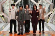 左から本郷奏多、バカリズム、池田美優、佐々木久美、アンタッチャブル柴田