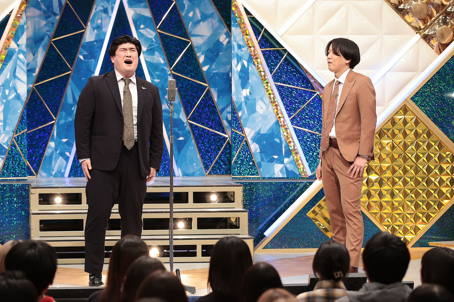 「第55回NHK上方漫才コンテスト」で漫才を披露する例えば炎