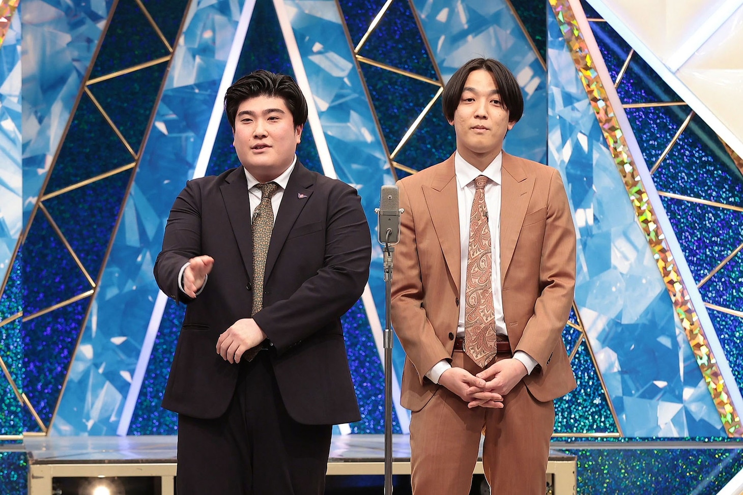 「第55回NHK上方漫才コンテスト」で漫才を披露する例えば炎