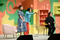 客席の来場客とコミュニケーションをとる3人