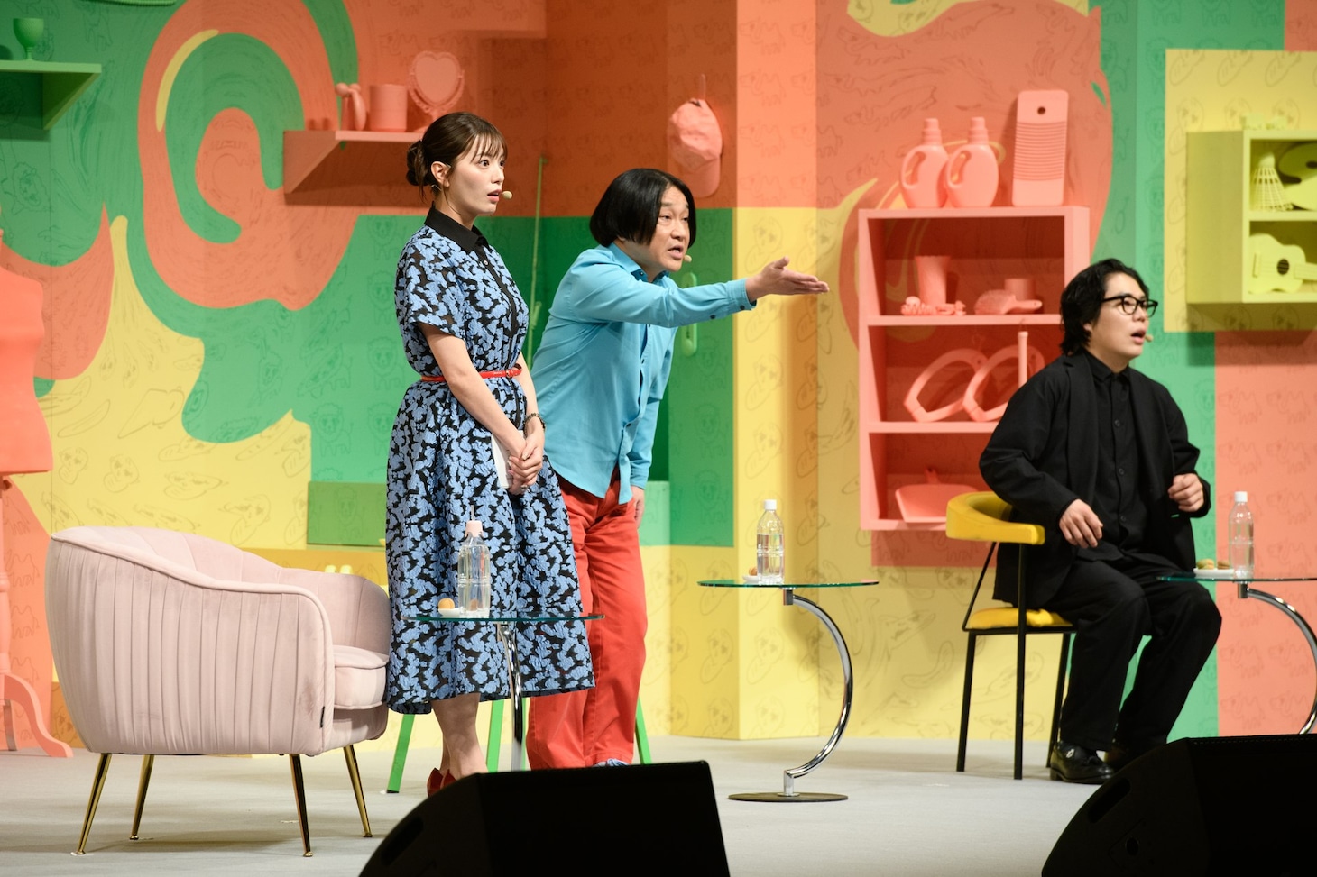 客席の来場客とコミュニケーションをとる3人