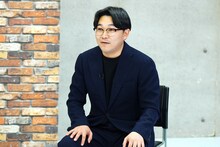 アドバイスを受けるオズワルド伊藤