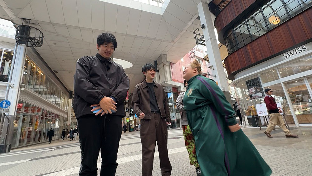 ロケを展開するからし蓮根とおかずクラブ