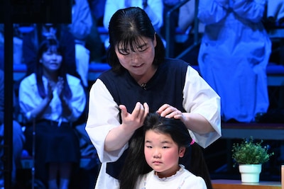 「三つ編みツインスタイル親子ペア」のワンシーン