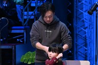 「三つ編みツインスタイル親子ペア」のワンシーン