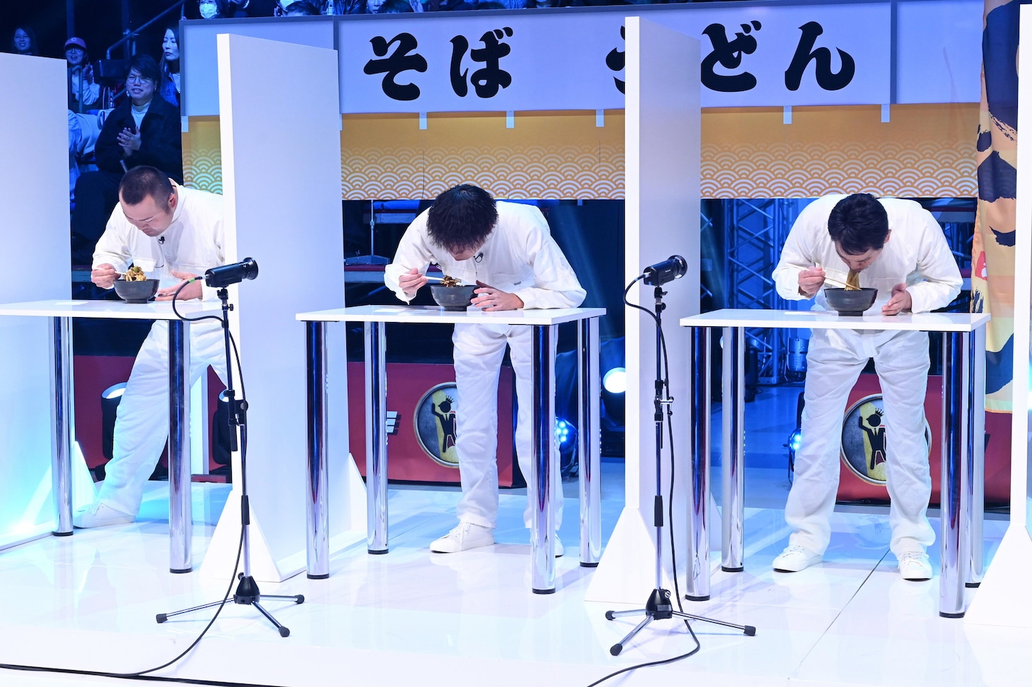 「カレーうどん汁ハネさせない 立ち食いスタイル」のワンシーン