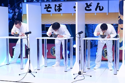 「カレーうどん汁ハネさせない 立ち食いスタイル」のワンシーン