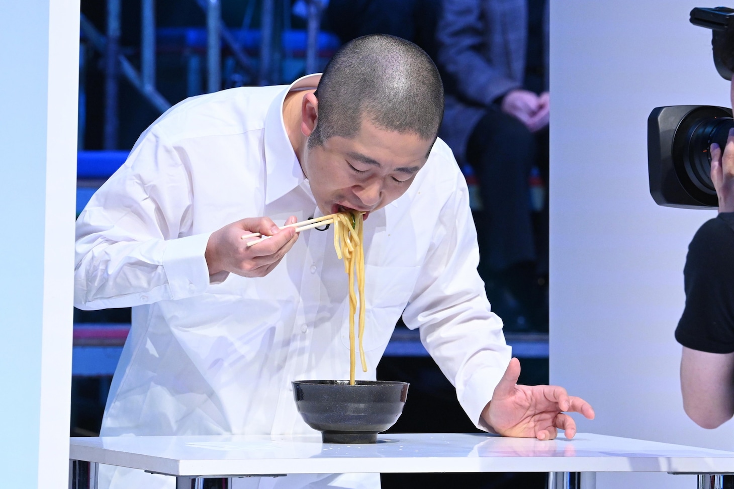 「カレーうどん汁ハネさせない 立ち食いスタイル」のワンシーン