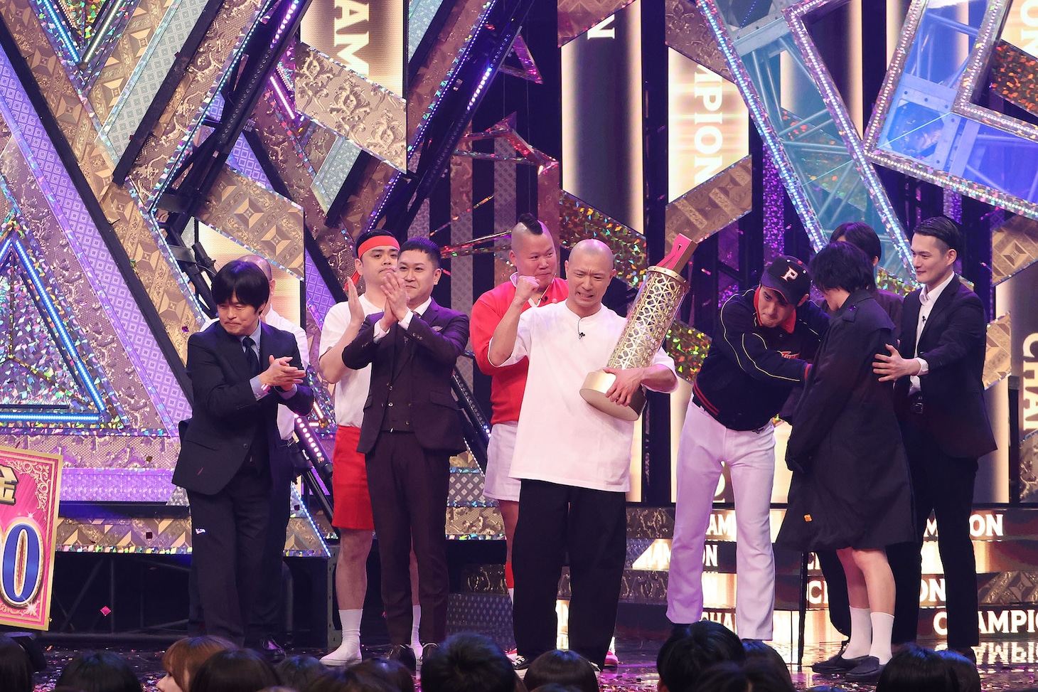 「R-1グランプリ2026」で優勝し、トロフィーを受け取った今井らいぱち