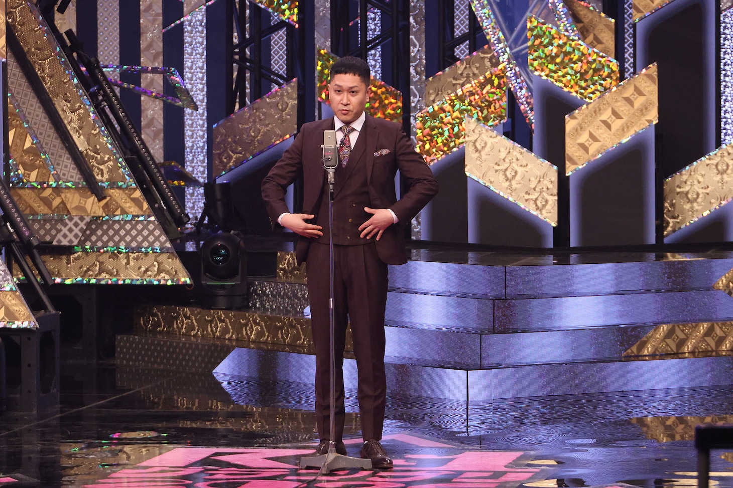 2本目のネタを披露するドンデコルテ渡辺銀次