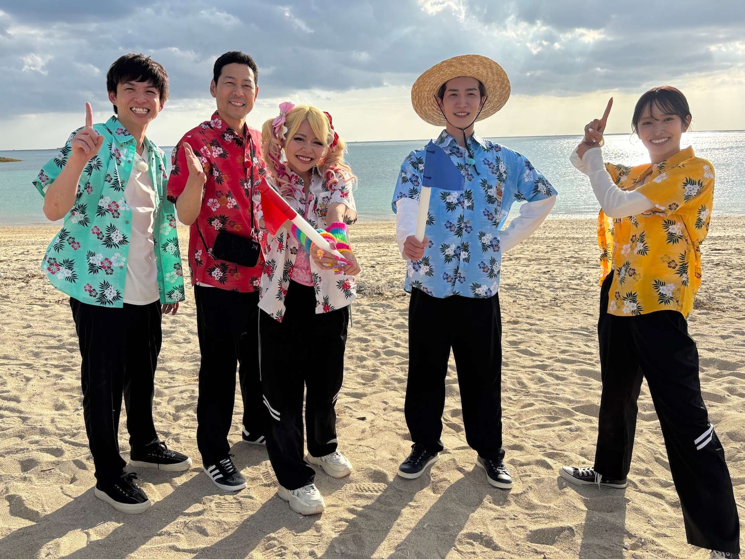 「この世界は1ダフルSP」に出演する（左から）アインシュタイン河井、東野幸治、エルフ荒川、渡辺翔太、佐々木久美