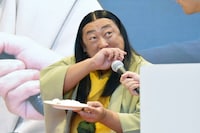 試食中、「肉を減らしたくないので“自分を挟む”」という理由で自分の手を甘噛みするロバート秋山