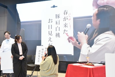 ジョイフル社員の俳句を添削し、「春が来た」を「恐縮です」に直すロバート秋山