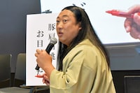 俳句を添削するロバート秋山