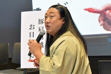 俳句を添削するロバート秋山