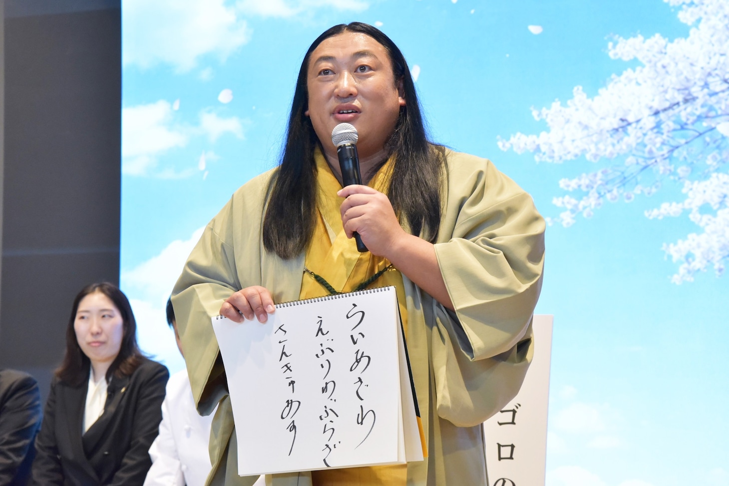 「【株式会社ジョイフル】2026年 春のグランドメニュー＆新TV-CM発表会」にて英語のような日本語で俳句を詠むロバート秋山