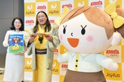 左から、ジョイフルの穴見くるみ社長、ロバート秋山、ジョイちゃん