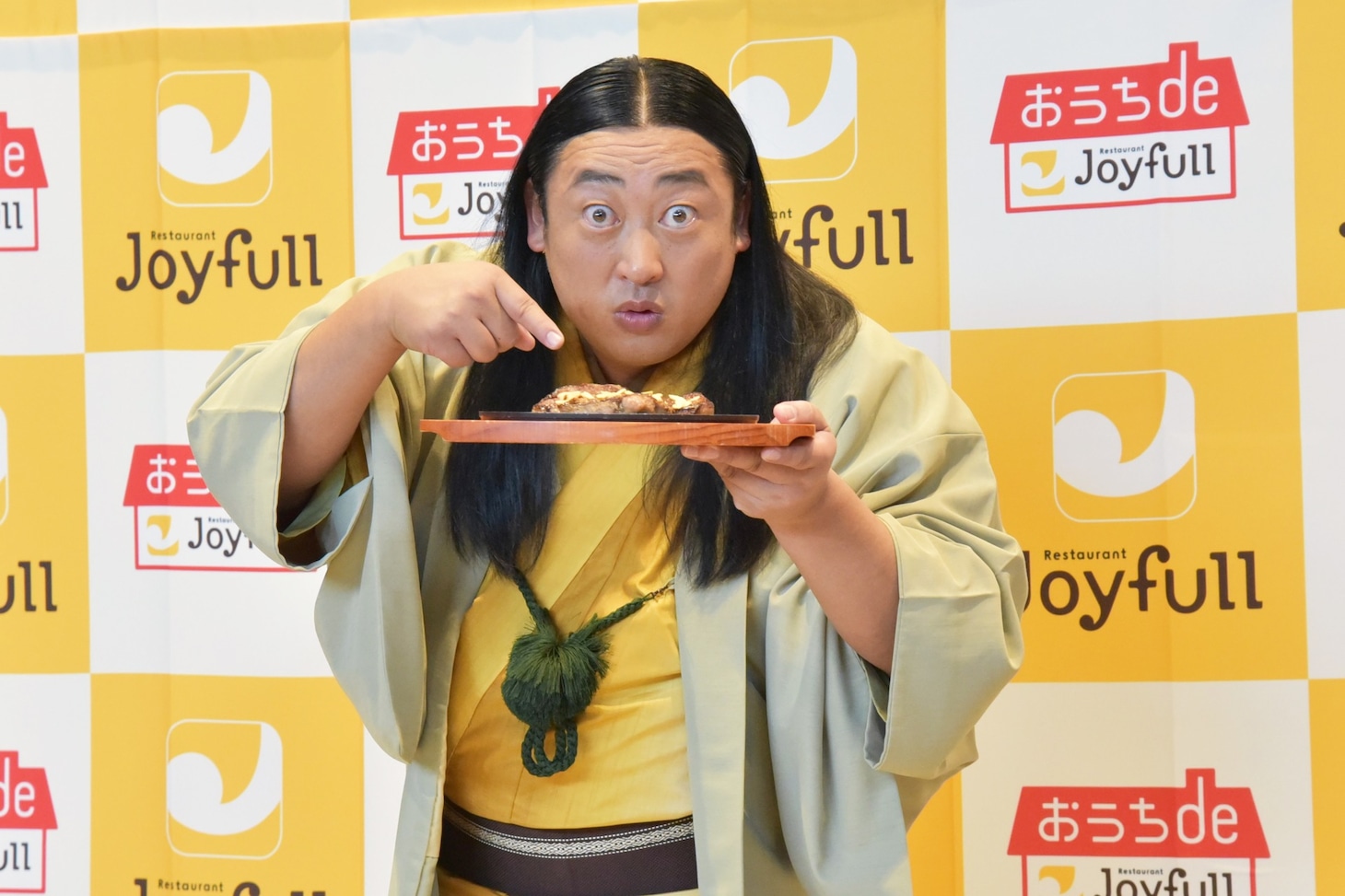 写真撮影に応じるロバート秋山