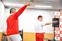 教室に現れた（左から）しんや、ななまがり初瀬