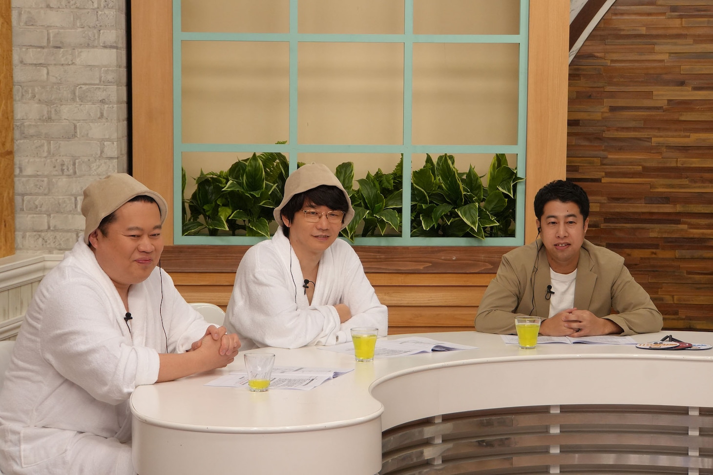 左からモグライダーともしげ、三四郎・小宮、ウエストランド井口。3人はかねてより仲良し