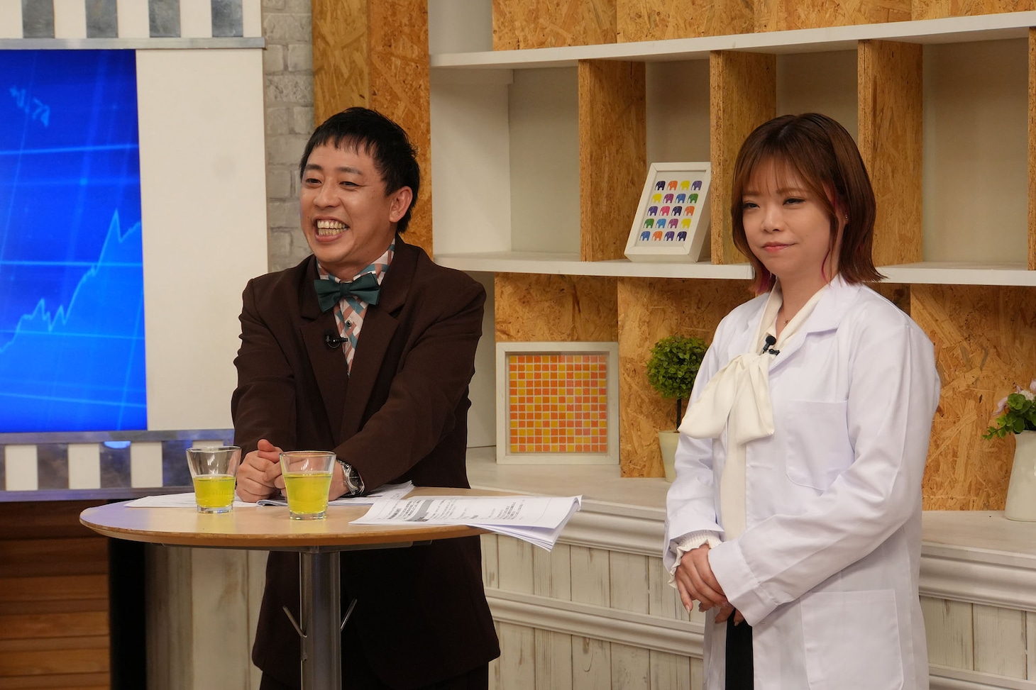 「エビデンス・ポリス ウォーカープラスTV」MCのさらば青春の光・森田（左）とサポートのまな卍