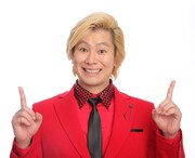 「DayDay.」月曜コメンテーターに就任するメイプル超合金カズレーザー