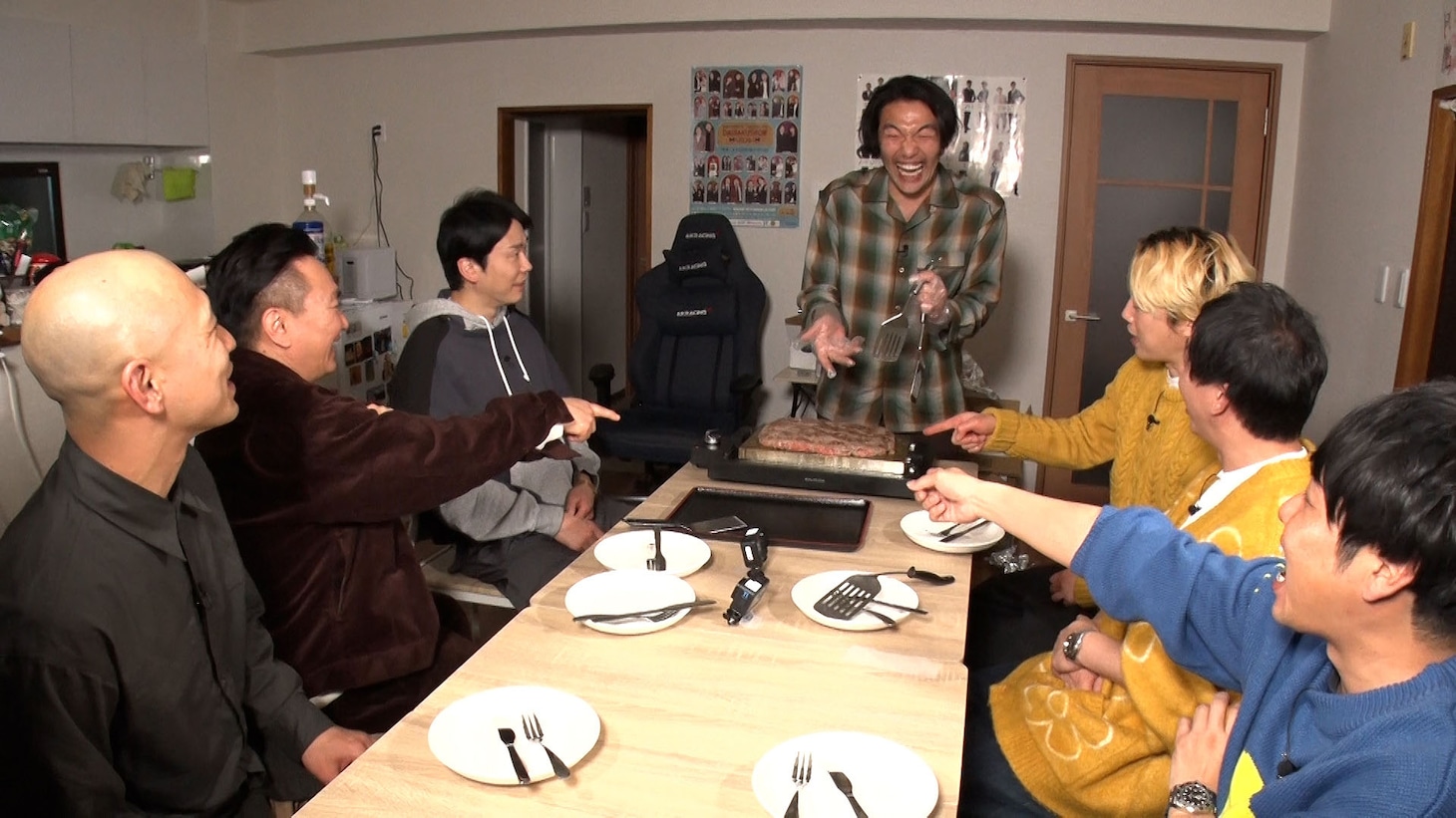 見取り図ハウスで巨大ハンバーグを振る舞おうとする見取り図・盛山