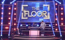 小手伸也（右）に敗れるみなみかわ（左）