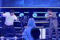 岡崎体育と対決するさらば青春の光・森田（右）