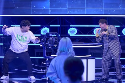 岡崎体育と対決するさらば青春の光・森田（右）