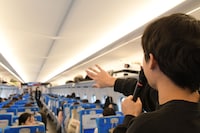 後ろの席からの見え方を確認するナユタ・ホリコシ