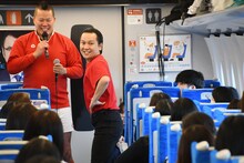 16号車を凍りつかせたという動きを披露するイチゴ・イクト