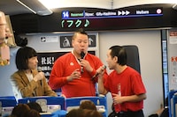 歌と口笛でアンサンブルを奏でるしんや（中央）とイチゴ