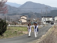 左から宮永アズサ、アキラ100%