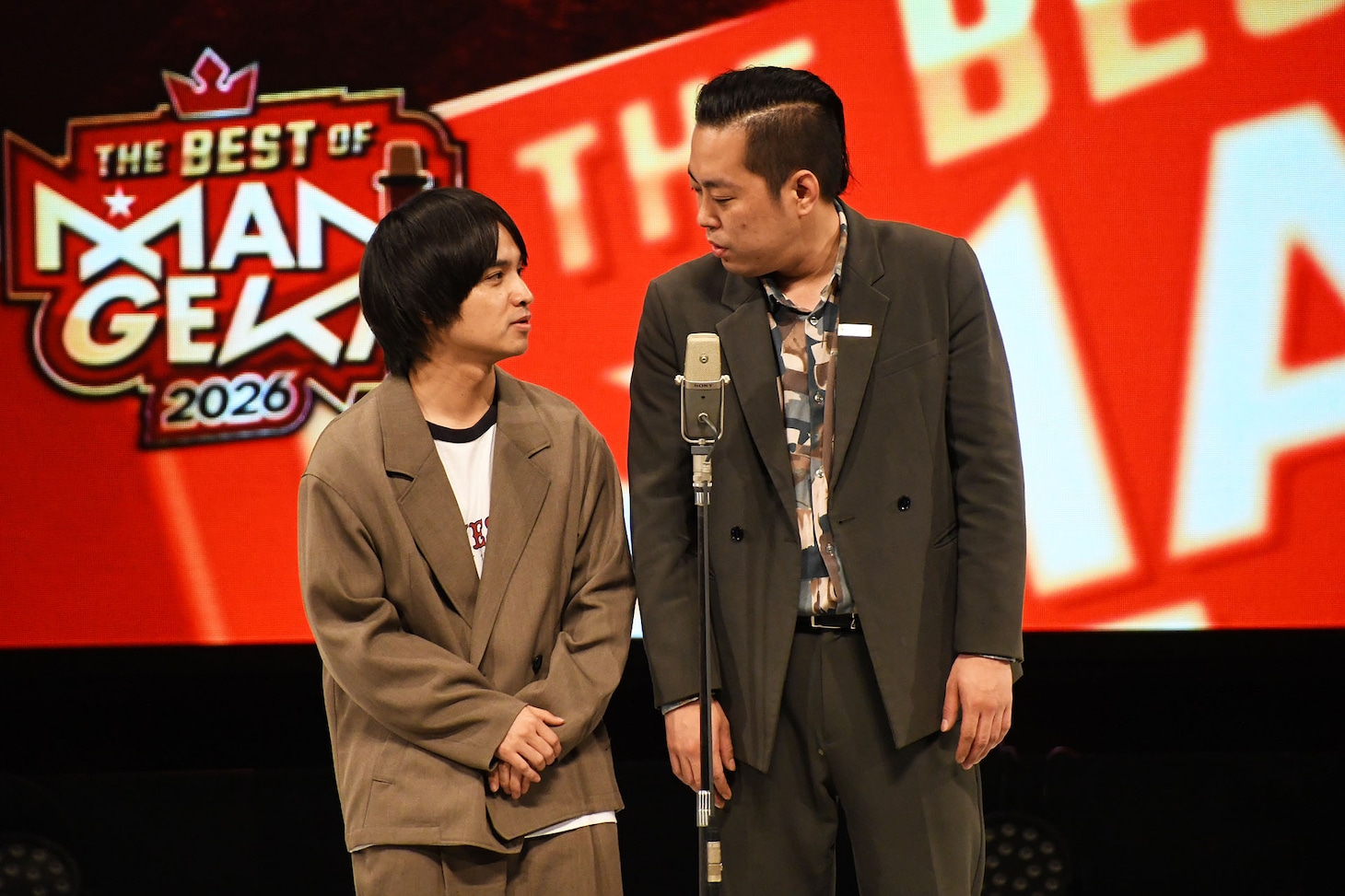 「THE BEST OF MANGEKI 2026」でネタを披露するエバース