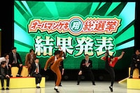 足上げ対決を行う三遊間・稲継とイチゴ・イクト