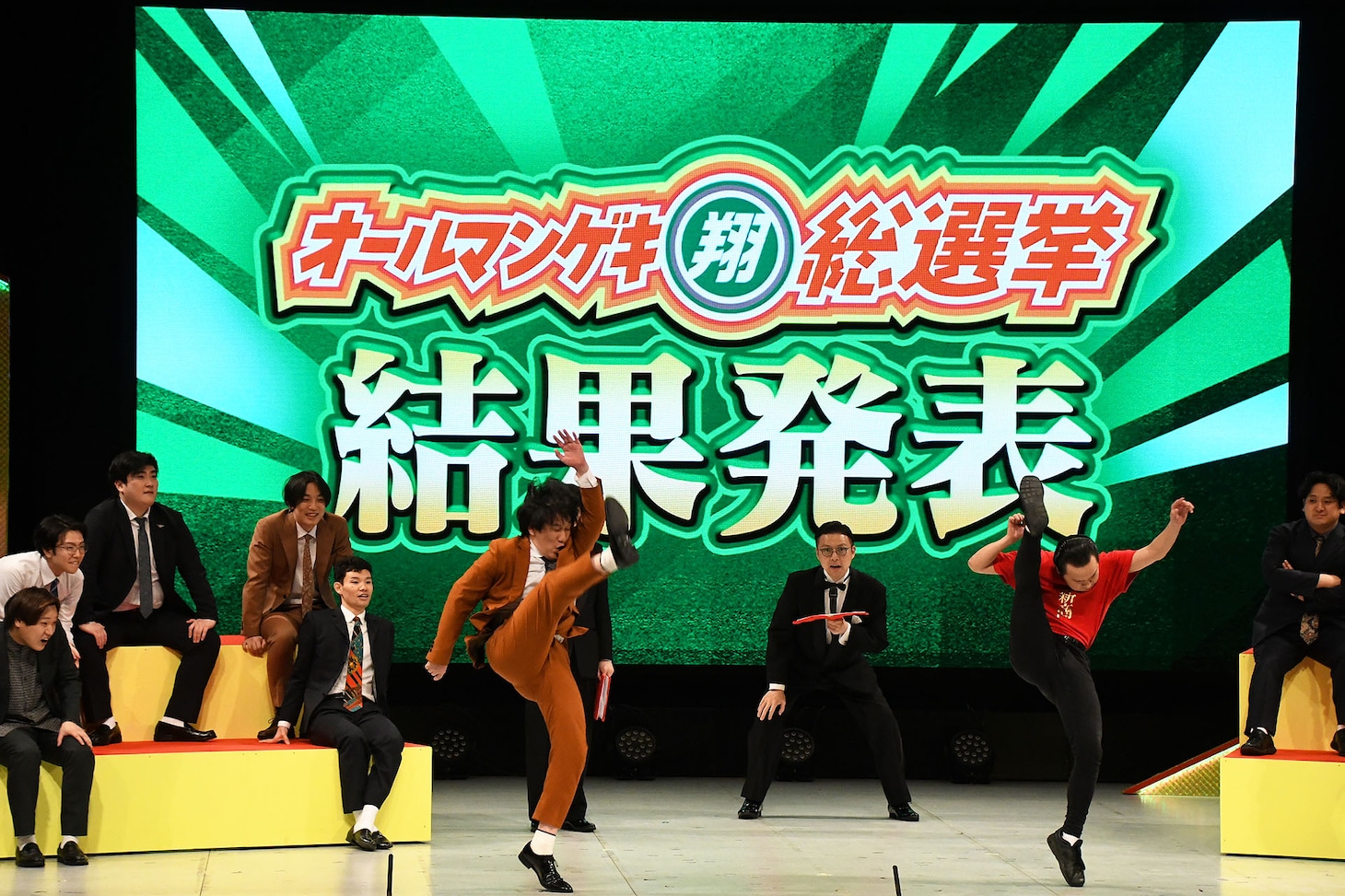 足上げ対決を行う三遊間・稲継とイチゴ・イクト