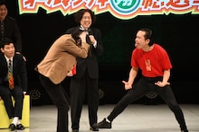 痛がるイチゴ木原と、挑発するイチゴ・イクト