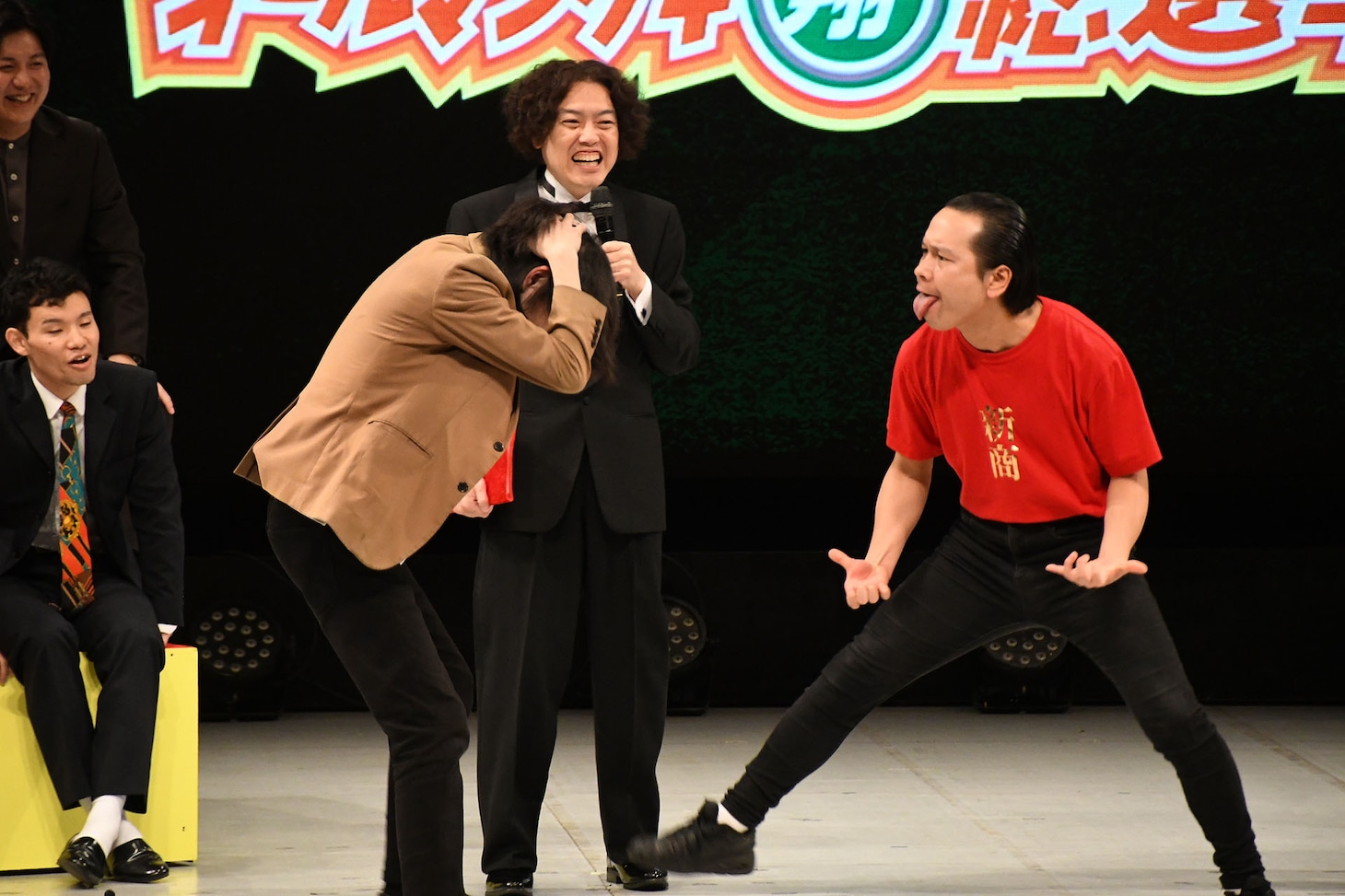 痛がるイチゴ木原と、挑発するイチゴ・イクト