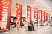 「THE BEST OF MANGEKI 2026」開催当日は出演者ののぼりが立てられた（写真提供：吉本興業）