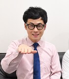 セルライトスパ肥後。「ヒーゴー」ポーズをしている