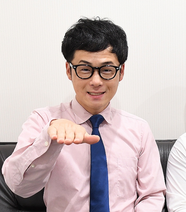 セルライトスパ肥後。「ヒーゴ―」ポーズをしている