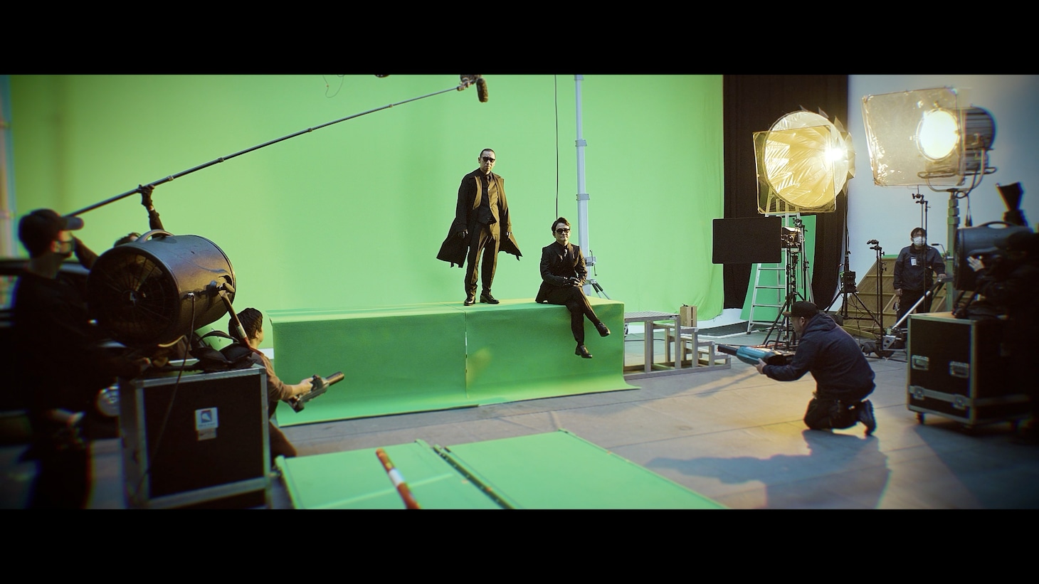 千鳥が出演したCM「EPISODE 0『クラレの謎を解け』編の撮影中の様子