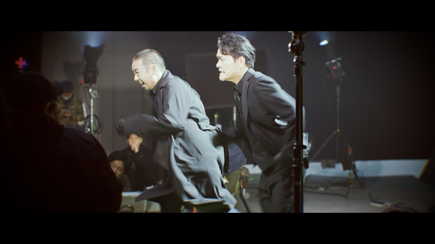 千鳥が出演したCM「EPISODE 0『クラレの謎を解け』編の撮影中の様子